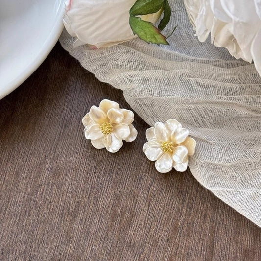 Blossom Pearl Petal Stud Earrings – Ivory Floral Elegance