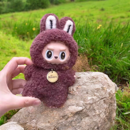 Get your labubu figure ready for an adventure with this unique Brown Dinosaur Zimomo style outfit. Designed to fit versions 1, 2, and 3, this handmand outfit ships worldwide for fast delivery. (Labubu figure not included.) Roar-some fun for any collection! Brown Dinosaur Zimomo style - Handmand Labubu Doll Outfit