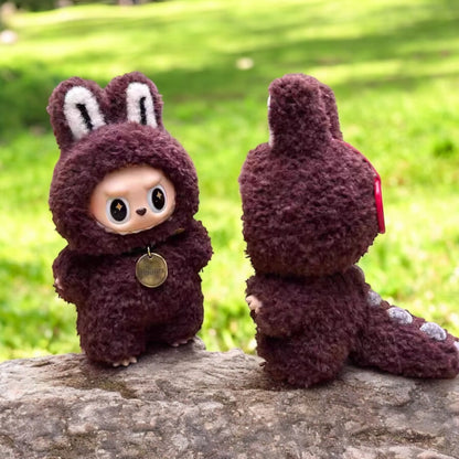 Get your labubu figure ready for an adventure with this unique Brown Dinosaur Zimomo style outfit. Designed to fit versions 1, 2, and 3, this handmand outfit ships worldwide for fast delivery. (Labubu figure not included.) Roar-some fun for any collection! Brown Dinosaur Zimomo style - Handmand Labubu Doll Outfit