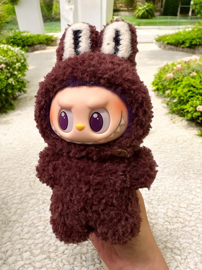 Get your labubu figure ready for an adventure with this unique Brown Dinosaur Zimomo style outfit. Designed to fit versions 1, 2, and 3, this handmand outfit ships worldwide for fast delivery. (Labubu figure not included.) Roar-some fun for any collection! Brown Dinosaur Zimomo style - Handmand Labubu Doll Outfit